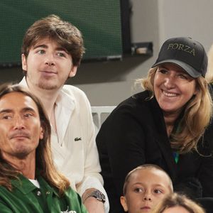 Il explique : "Aux États-Unis, je pars de zéro sans aucun passe-droit. Mon père n’est pas connu ici et c’est tant mieux, je veux savoir ce que je vaux tout seul."

Amanda Sthers et son fils Oscar Bruel dans les tribunes (night session) des Internationaux de France de tennis de Roland Garros 2024 à Paris, France, le 31 mai 2024. © Jacovides-Moreau/Bestimage