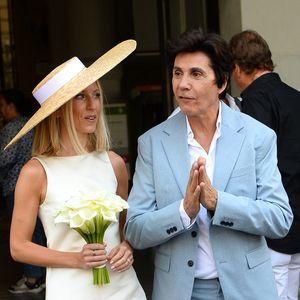 Jean-Luc Lahaye s'est marié avec Paola

Les jeunes mariés, Jean-Luc Lahaye et sa femme Paola (Lahaye-Aubin) à la sortie de la mairie du 18ème arrondissement de Paris - J.L.Lahaye s'est marié en secondes noces avec sa compagne P.Aubin à la mairie du 18ème arrondissement de Paris ©Agence / Bestimage