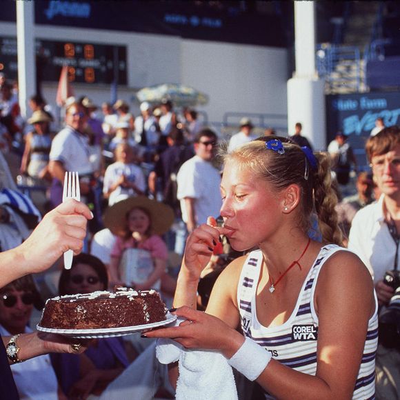 3/8/98 Palm Springs, Ca La jeune star du tennis Anna Kournikova offre à sa mère Alla un gâteau d'anniversaire lors du tournoi State Farm/Evert Cup. Photographie :  © Paul Harris /PCN/ABACAPRESS.COM
