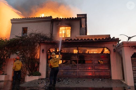 Selon les autorités, au moins 16 personnes ont perdu la vie, et plus de 12 000 structures ont été détruites...

Des pompiers luttent contre l'incendie d'une maison le long de la Pacific Coast Highway dans le quartier de Pacific Palisades, le 8 janvier 2025. Photo par Sandy Hooper/USA TODAY NETWORK via Imagn Images/SPUS/ABACAPRESS.COM