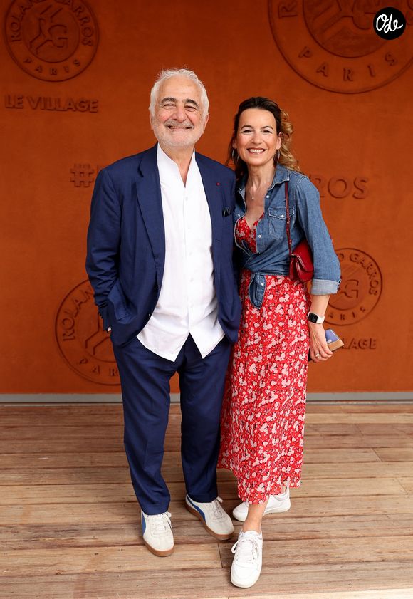 Guy Savoy et sa compagne Laetitia Barlerin lors du photocall du village à l'occasion des Internationaux de France de tennis de Roland-Garros 2026. Paris, le 31 mai 2026. © Jacovides / Bestimage