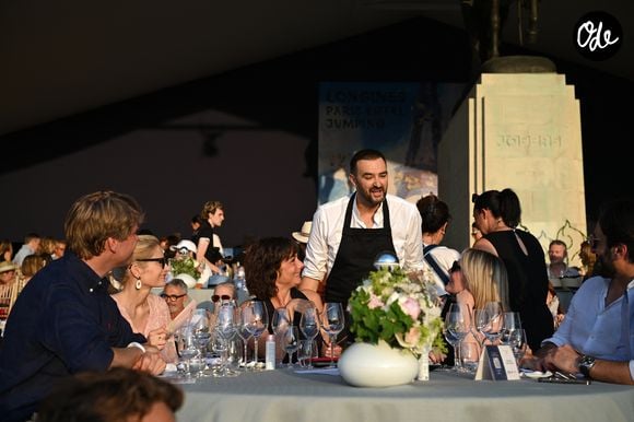 Le chef Cyril Lignac dans l'espace VIP, le Pavillon Eiffel, lors de la 12ème édition Longines Paris Eiffel Jumping au pied de la Tour Eiffel sur le Champ-de-Mars à Paris, France, le 20 juin 2026. © Perusseau-Veeren/Bestimage