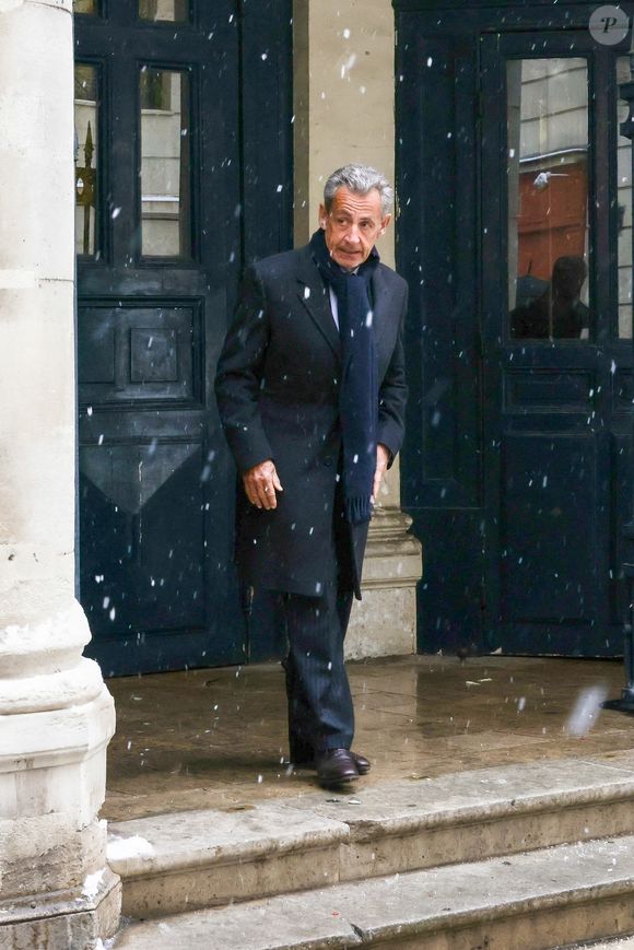 De nombreuses personnalités politiques étaient présentes pour lui rendre hommage.

Nicolas Sarkozy aux obsèques de Marie-Josèphe Balladur, la femme d'E.Balladur, en l'église Notre Dame de l'Annonciation à Paris, France, le 7 janvier 2026. © Jack Tribeca/Bestimage