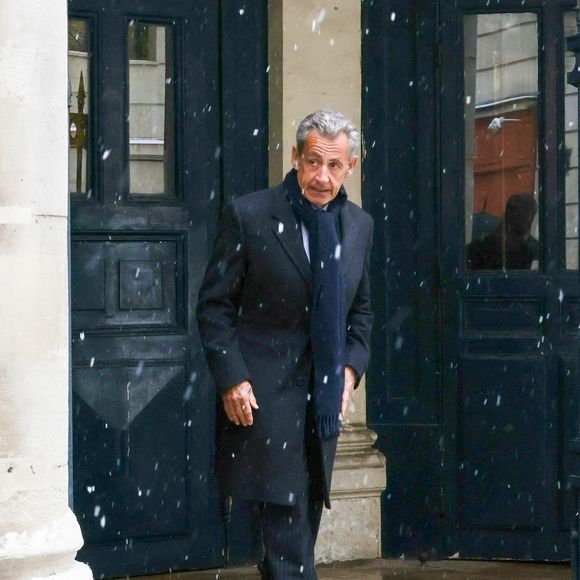 De nombreuses personnalités politiques étaient présentes pour lui rendre hommage.

Nicolas Sarkozy aux obsèques de Marie-Josèphe Balladur, la femme d'E.Balladur, en l'église Notre Dame de l'Annonciation à Paris, France, le 7 janvier 2026. © Jack Tribeca/Bestimage