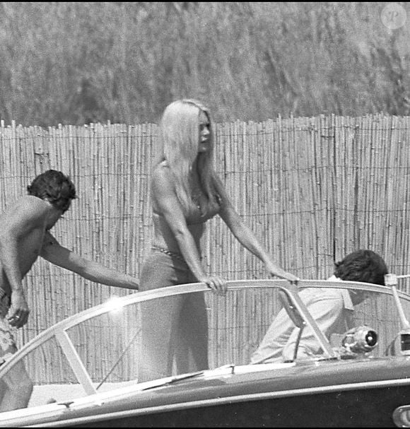 Gunter Sachs et Brigitte Bartot en 1967 à Saint-Tropez. (DANIEL ANGELI / BESTIMAGE).
