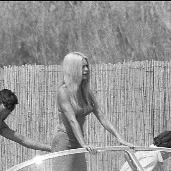 Gunter Sachs et Brigitte Bartot en 1967 à Saint-Tropez. (DANIEL ANGELI / BESTIMAGE).