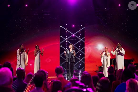 Exclusif - Chimene Badi et ses choristes - Enregistrement de l'émission "La fête de la chanson française" à Paris, présentée par L.Thilleman et A.Manoukian, et diffusée le 20 décembre sur France 3
© Pierre Perusseau / Bestimage