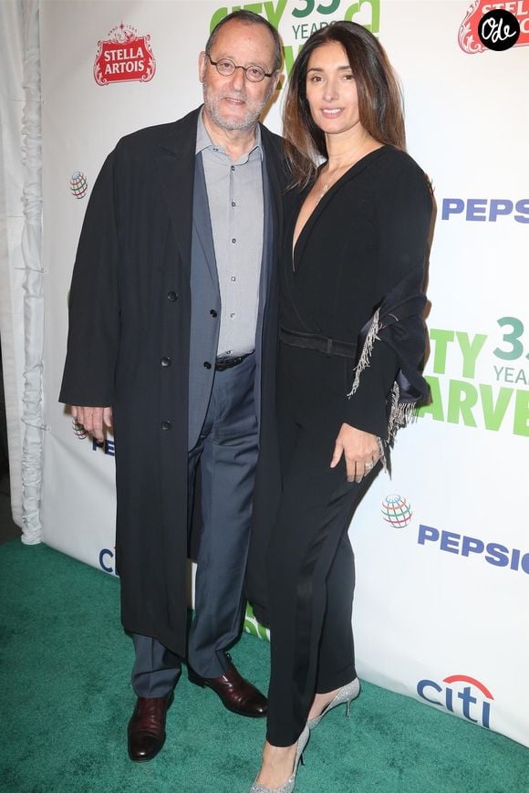 Où sa femme aime prendre soin de l'oliveraie,

Jean Reno et sa femme Zofia Borucka au 35ème gala annuel City Harvest à New York, le 24 avril 2018 
©Backgrid USA / Bestimage