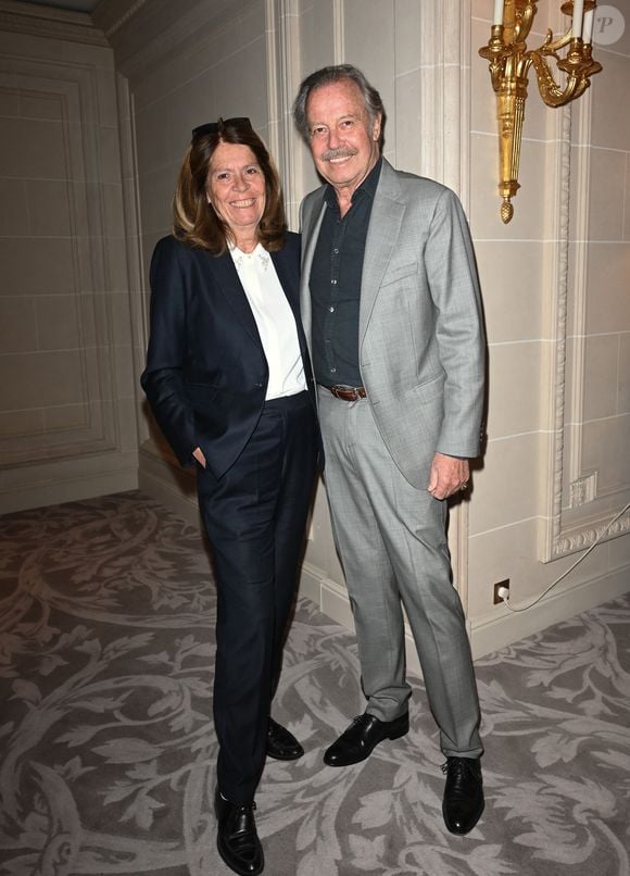Michel Leeb et sa femme Béatrice - Gala caritatif des "Stéthos d'Or" qui récompensent les artistes qui contribuent au bien-être de tous, organisé par la Fondation pour la Recherche en Physiologie au George V à Paris, le 27 mars 2023. © Coadic Guirec-Rachid Bellak/Bestimage