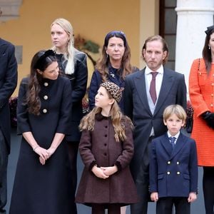 Le reste de la famille Grimaldi a également répondu présent, avec Charlotte Casighari et ses enfants ainsi qu'Andrea Casighari entouré de sa femme et ses enfants, 

Charlotte Casiraghi et ses enfants Raphaël Elmaleh,  Balthazar Rassam, Tatiana Santo Domingo, Andrea Casiraghi, leurs enfants India et Maximilian, Mélanie-Antoinette de Massy - La famille princière monégasque dans la cour d'honneur du palais lors de la la fête nationale à Monaco le 19 novembre 2025. © Dominique Jacovides - Bruno Bebert / Bestimage