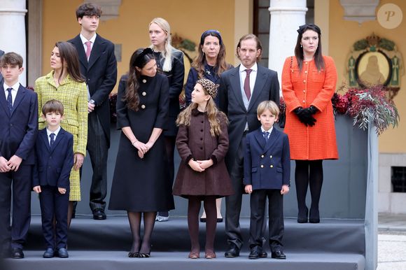 Le reste de la famille Grimaldi a également répondu présent, avec Charlotte Casighari et ses enfants ainsi qu'Andrea Casighari entouré de sa femme et ses enfants, 

Charlotte Casiraghi et ses enfants Raphaël Elmaleh,  Balthazar Rassam, Tatiana Santo Domingo, Andrea Casiraghi, leurs enfants India et Maximilian, Mélanie-Antoinette de Massy - La famille princière monégasque dans la cour d'honneur du palais lors de la la fête nationale à Monaco le 19 novembre 2025. © Dominique Jacovides - Bruno Bebert / Bestimage