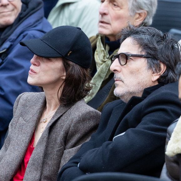 La compagne d'Yvan Attal y présentera pour la première fois des clichés personnels de la Maison Gainsbourg avant son ouverture en 2023.

Yvan Attal et Charlotte Gainsbourg - Inauguration de la passerelle Jane Birkin devant les 41-43 quai de Valmy à Paris le 13 décembre 2025.
© Cyril Moreau / Bestimage