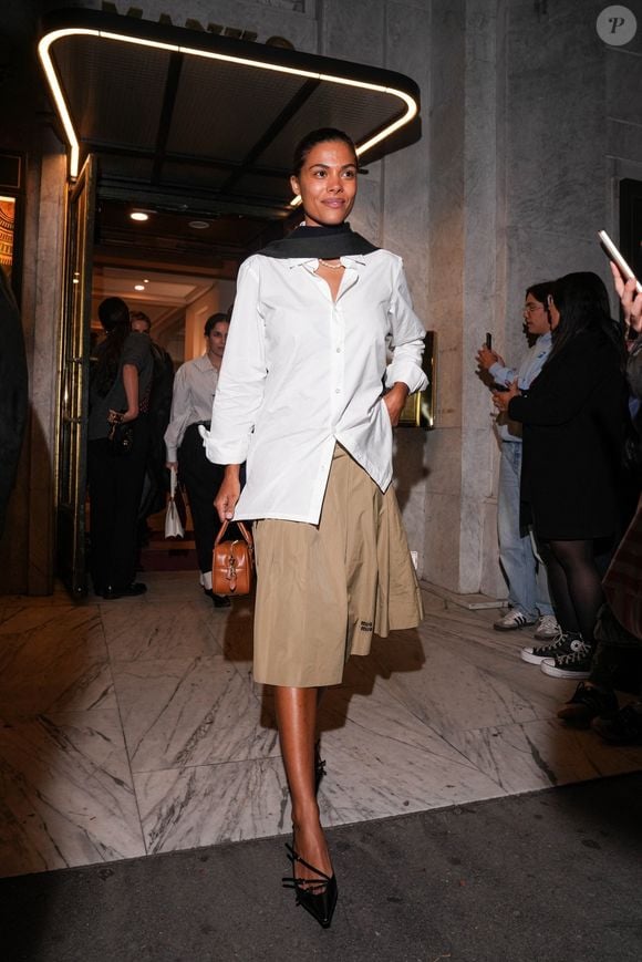 Tina Kunakey à la sortie de la soirée Miu Miu lors de la Fashion Week de Paris (PFW), le 1er octobre 2024 © Backgrid UK/ Bestimage