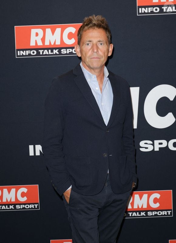 "Moi je suis parti très tard et j’étais content de partir tard. J’aurais tout fait pour que mes enfants partent tard de la même façon. Je voulais, et les études, les circonstances ont fait qu’ils sont partis, le dernier cet été", a confié celui qui a également avoué avoir pleuré suite à la nouvelle.

Daniel Riolo - Conférence de presse de la rentrée RMC à Paris le 2 septembre 2025. © Coadic Guirec/Bestimage