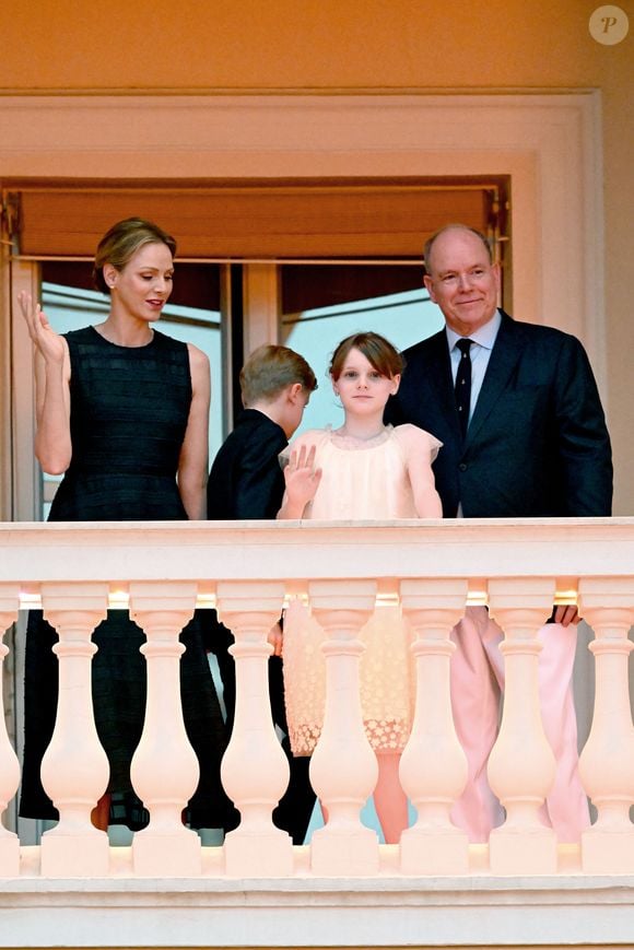 D'ordinaire assortie à sa fille, Charlene avait cette fois-ci choisi de faire matcher son look avec Albert et Jacques

Le prince Albert II de Monaco, La princesse Charlène de Monaco, Le prince Jacques de Monaco, marquis des Baux,, La princesse Gabriella de Monaco, comtesse de Carladès lors de la célébration de la fête de la Saint Jean sur la Place du Palais princier de Monaco, le 23 juin 2025.
La Saint Jean est à l'origine une fête païenne puis chrétienne. Pour les païens, c'était une fête qui célébrait les moissons. Une fois christianisée, cette fête est devenue celle du solstice d'été et donc la fête de la lumière.

© Bruno Bebert / Bestimage