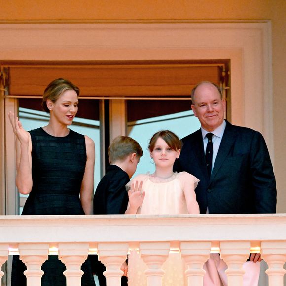 D'ordinaire assortie à sa fille, Charlene avait cette fois-ci choisi de faire matcher son look avec Albert et Jacques

Le prince Albert II de Monaco, La princesse Charlène de Monaco, Le prince Jacques de Monaco, marquis des Baux,, La princesse Gabriella de Monaco, comtesse de Carladès lors de la célébration de la fête de la Saint Jean sur la Place du Palais princier de Monaco, le 23 juin 2025.
La Saint Jean est à l'origine une fête païenne puis chrétienne. Pour les païens, c'était une fête qui célébrait les moissons. Une fois christianisée, cette fête est devenue celle du solstice d'été et donc la fête de la lumière.

© Bruno Bebert / Bestimage