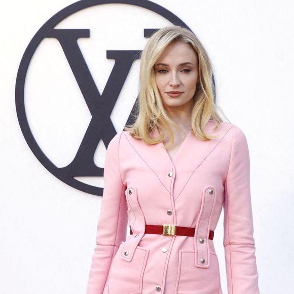 L'actrice Sophie Turner pose lors du photocall du défilé de mode Louis Vuitton au Park Güell, le 23 mai 2024, à Barcelone, en Catalogne (Espagne).