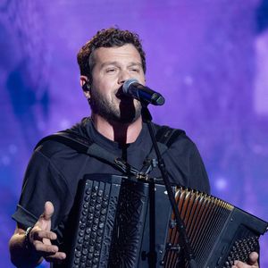 Claudio Capeo pour les surprises lors de l'enregistrement de l'émission "La Boîte à secrets", présentée par Faustine Bollaert et diffusée le 17 octobre sur France 3, dans les studios du Lendit à Saint-Denis, France, le 23 septembre 2025. © Cyril Moreau/Bestimage