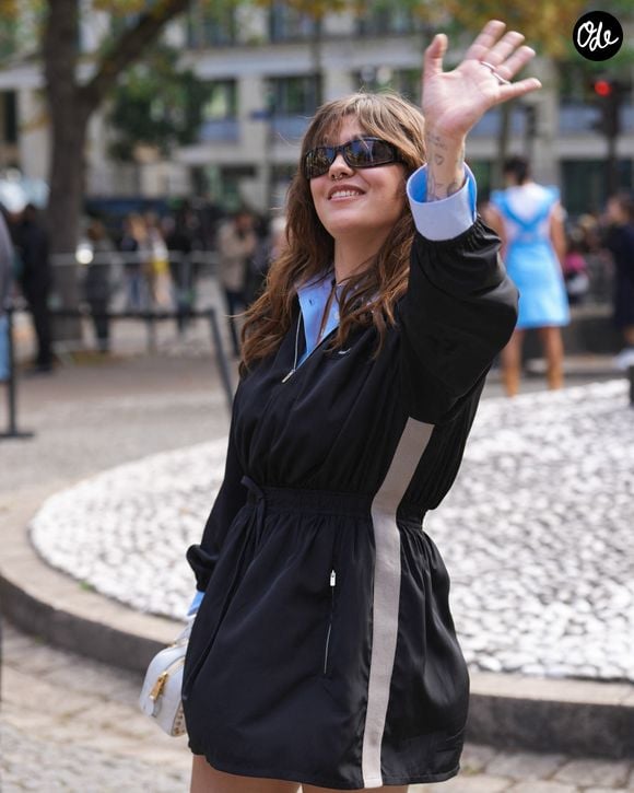 La chanteuse Louane a fait une apparition remarquée, arrivant complice au bras d'une figure de la "Star Academy".

Louane au défilé Miu Miu prêt-à-porter Femme Printemps-Été 2027 lors de la Fashion Week de Paris, le 4 octobre 2026.

 © Lucia Sabatelli / Bestimage