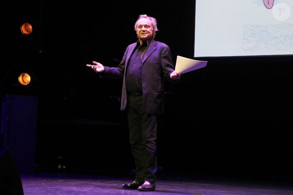 Philippe Caubère sur scène - Pour ses Adieux au Théâtre du Rond-Point qu'il a dirigé 20 ans, Jean-Michel Ribes a reçu les hommages et les remerciements des comédiens qui ont joué sur cette scène. Paris, France, le 12 Décembre 2022. © Bertrand Rindoff / Bestimage