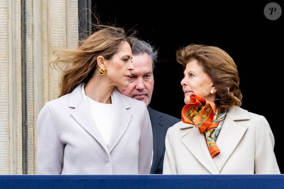 La reine Silvia de Suède, la princesse Madeleine de Suède,  Chris O´Neill, célèbrent l'anniversaire de Gustaf de Suède lors d'une parade militaire et en faisant une apparition au balcon du palais royal de Stockholm avec sa famille le 30 avril 2025. @Dana Press / Bestimage