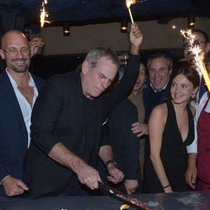 Des artistes comme Garou, Patrick Fiori ou le regretté Tchéky Karyo appréciaient la discrétion de cet établissement.
Exclusif - Loic Berardengo (directeur du Manko), Garou (Co-fondateur et associé Manko), Zinedine Soualem, Benjamin Patou (Président moma Group) - Soirée du 8ème anniversaire du restaurant "Manko" à Paris le 6 décembre 2023. © Rachid Bellak/Bestimage