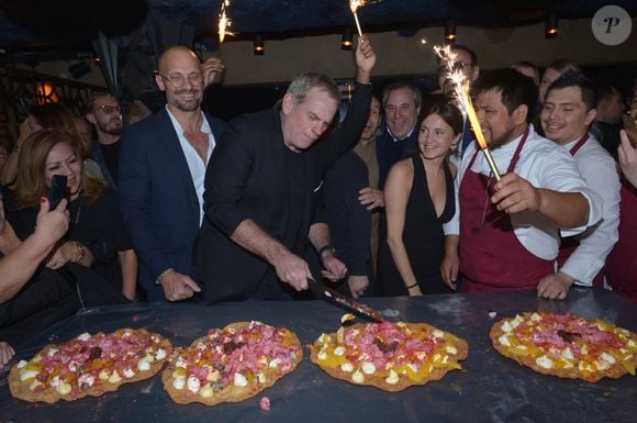 Des artistes comme Garou, Patrick Fiori ou le regretté Tchéky Karyo appréciaient la discrétion de cet établissement.

Exclusif - Loic Berardengo (directeur du Manko), Garou (Co-fondateur et associé Manko), Zinedine Soualem, Benjamin Patou (Président moma Group) - Soirée du 8ème anniversaire du restaurant "Manko" à Paris le 6 décembre 2023. © Rachid Bellak/Bestimage