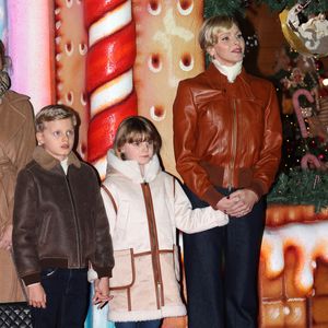 La princesse Charlene de Monaco avec ses enfants, le prince héréditaire Jacques et la princesse Gabriella, a Inauguré le traditionnel Marché de Noël de Monaco, le 6 décembre 2024. Ils étaient accompagné par le nouveau ministre d'Etat de la Principauté, M. Didier Guillaume, de M. Geoges Marsan, le maire de Monaco et certains de ses adjoints. Le Marché est ouvert jusqu'au 5 janvier 2025. 24 chalets décorés proposent des produits artisanaux, idées cadeaux ou décorations de Noël aux visiteurs, et aussi 21 stands gourmands avec des spécialités à déguster dans la zone restauration. © JC VINAJ / Pool Monaco / Bestimage