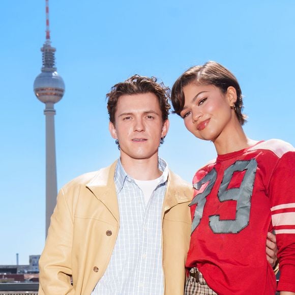 L'acteur britannique a confié que sa compagne était celle qui lui apportait le plus de sérénité, malgré le rythme effréné de leur vie.

Tom Holland et Zendaya au photocall du film "Spiderman : Brand New Day" à Berlin, le 22 juin 2026.

© API / BESTIMAGE