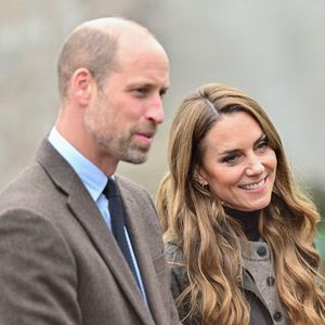 Le prince William serait en colère contre son oncle.

Le Prince et la Princesse de Galles lors d'une visite à Mallon Linen près de Cookstown dans le Co Tyrone, une exploitation agricole familiale qui rétablit une chaîne d'approvisionnement transparente du lin au lin en Irlande du Nord, Royaume-Uni. Photo by Samir Hussein/PA Wire/ABACAPRESS.COM