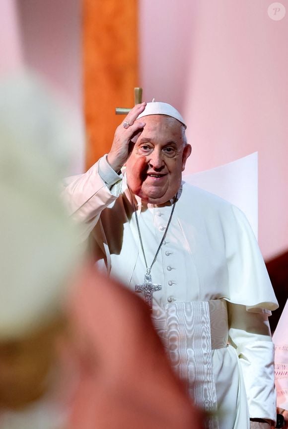 Le pape François célèbre une messe exceptionnelle au théâtre de verdure du Casone, place d'Austerlitz, à Ajaccio (Corse)  le 15 décembre 2024. © Dominique Jacovides / Bestimage
Pope Francis celebrates a special mass at the Théâtre de Verdure du Casone, Place d'Austerlitz, in Ajaccio on 15 December 2024. © Dominique Jacovides/Bestimage