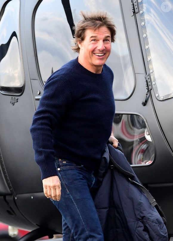 Londres, ROYAUME-UNI  - Tom Cruise, la star hollywoodienne spécialiste des films d'action, a été aperçu arrivant à Londres en hélicoptère avec sa sœur Marian, alors que sa fille Suri commence sa nouvelle vie d'étudiante à Carnegie Mellon. © Backgrid USA / Bestimage