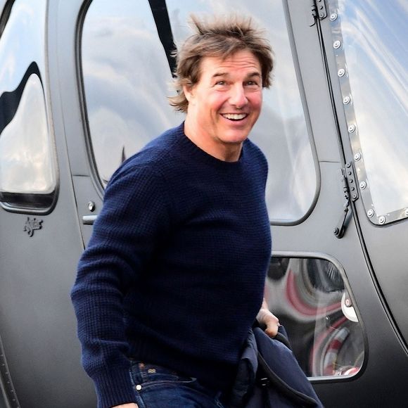 Londres, ROYAUME-UNI  - Tom Cruise, la star hollywoodienne spécialiste des films d'action, a été aperçu arrivant à Londres en hélicoptère avec sa sœur Marian, alors que sa fille Suri commence sa nouvelle vie d'étudiante à Carnegie Mellon. © Backgrid USA / Bestimage