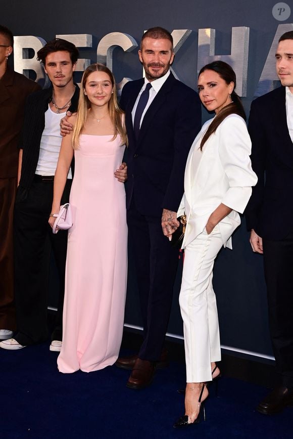 Romeo Beckham, Cruz Beckham, Harper Beckham, David Beckham, Victoria Beckham, Brooklyn Peltz Beckham et Nicola Peltz Beckham à l'avant-première de la série documentaire Netflix 'Beckham' à Londres, le 3 octobre 2023. AGENCE / BESTIMAGE
