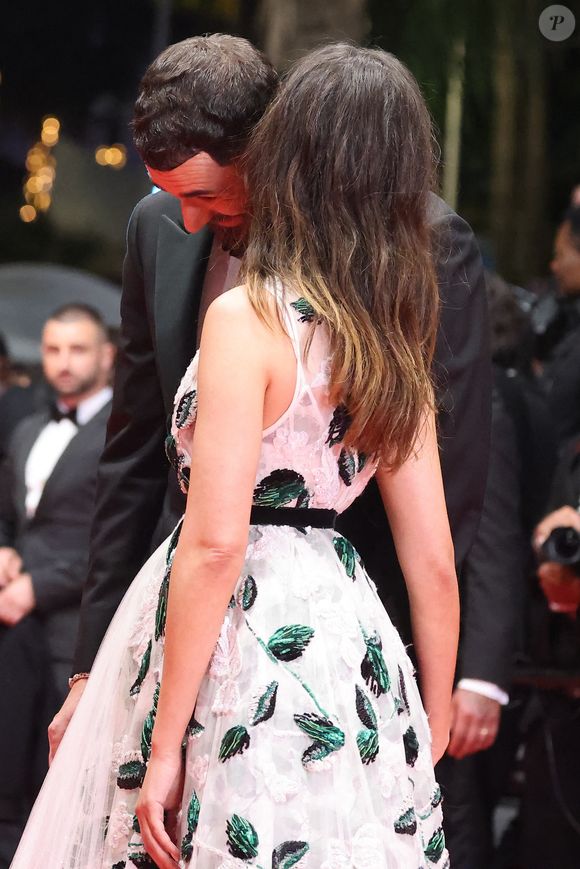 Karim Benzema et sa compagne Lyna Khoudri lors de la montée des marches du film « 13 jours 13 nuits » lors du 78ème Festival International du Film de Cannes. Le 23 mai 2025 
© Jacovides-Moreau / Bestimage