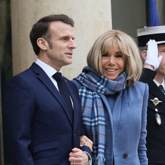 Le président français Emmanuel Macron et sa femme la Première Dame Brigitte Macron accueillent le vice-président américain et sa femme pour un déjeuner de travail, en marge du Sommet d'action sur l'intelligence artificielle (IA), au palais présidentiel de l'Elysée, à Paris, France, le 11 février 2025. © Cyril Moreau/Bestimage