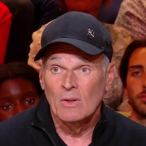 Puis de poursuivre : "Je vais vous lire notre échange de textos. Je lui ai écrit : 'Essaie de parler pour toi, merci.' Il me répond : 'Tu as raison. Je n'ai pas été très bon sur ce coup. Désolé. M*rde, je me suis encore excusé.' Il est désolé de m'avoir impliqué. Après, il peut s'excuser jusqu'à la fin de ses jours, ça ne me dérange pas."

Laurent Baffie invité sur le plateau de "Quelle époque !" ce samedi 12 avril 2025.