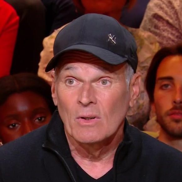 Puis de poursuivre : "Je vais vous lire notre échange de textos. Je lui ai écrit : 'Essaie de parler pour toi, merci.' Il me répond : 'Tu as raison. Je n'ai pas été très bon sur ce coup. Désolé. M*rde, je me suis encore excusé.' Il est désolé de m'avoir impliqué. Après, il peut s'excuser jusqu'à la fin de ses jours, ça ne me dérange pas."

Laurent Baffie invité sur le plateau de "Quelle époque !" ce samedi 12 avril 2025.