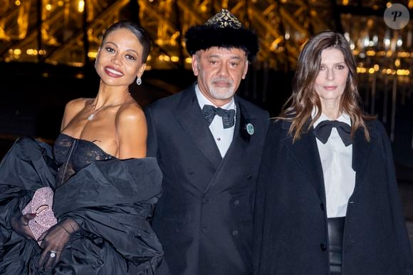 Emma Weymouth, Christian Louboutin et Chiara Mastroianni - Photo Call du « Le Grand Diner du Louvre « lors de la Fashion Week  à Paris le 5 mars 2025. © Olivier Borde /Bestimage