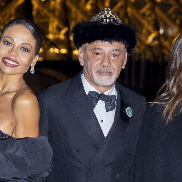 Emma Weymouth, Christian Louboutin et Chiara Mastroianni - Photo Call du « Le Grand Diner du Louvre « lors de la Fashion Week  à Paris le 5 mars 2025. © Olivier Borde /Bestimage