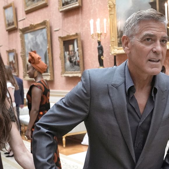 George Clooney et Amal Clooney lors de la réception en l'honneur des lauréats des King's Trust Awards au palais de Buckingham le 25 juin 2025  Stefan Rousseau/WPA-Pool/Bestimage