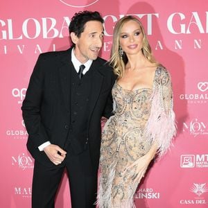 Adrien Brody et sa compagne Georgina Chapman au photocall de la soirée du "Globa Gift Gala" lors du 78ème Festival International du Film de Cannes, le 19 mai 2025.
© Lionel Urman/Bestimage