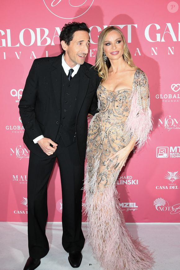 Adrien Brody et sa compagne Georgina Chapman au photocall de la soirée du "Globa Gift Gala" lors du 78ème Festival International du Film de Cannes, le 19 mai 2025.
© Lionel Urman/Bestimage