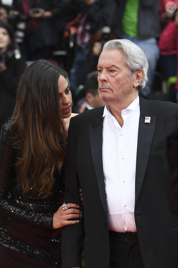 Alain Delon et sa fille Anouchka Delon - Montée des marches du film "A Hidden Life" lors du 72ème Festival International du Film de Cannes, le 19 mai 2019.  © Panoramic / Bestimage
