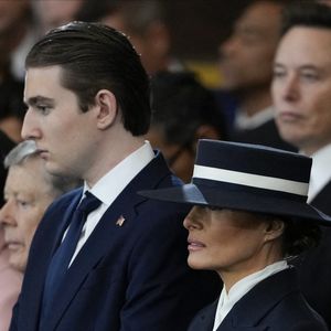 A noter que pour cette grande occasion, la mère de Barron Trump a fait appel à un designer américain. Un choix qui est suffisamment rare pour être souligné, elle qui trouve habituellement son bonheur auprès des créateurs étrangers.

Barron Trump et sa mère Melania Trump arrivent avant la 60e investiture présidentielle de Donald Trump dans la Rotonde du Capitole des États-Unis à Washington, lundi 20 janvier 2025. Photo de pool par Julia Demaree Nikhinson/UPI/ABACAPRESS.COM