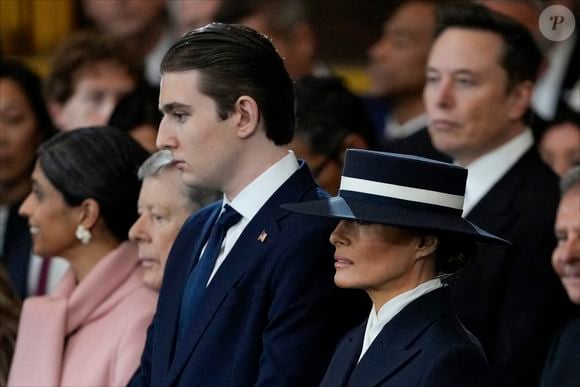 A noter que pour cette grande occasion, la mère de Barron Trump a fait appel à un designer américain. Un choix qui est suffisamment rare pour être souligné, elle qui trouve habituellement son bonheur auprès des créateurs étrangers.

Barron Trump et sa mère Melania Trump arrivent avant la 60e investiture présidentielle de Donald Trump dans la Rotonde du Capitole des États-Unis à Washington, lundi 20 janvier 2025. Photo de pool par Julia Demaree Nikhinson/UPI/ABACAPRESS.COM