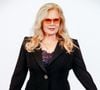 Elle applique ensuite une noisette de brillantine rétro pour sublimer l'éclat de sa chevelure blonde.

Sylvie Vartan au défilé Stéphane Rolland à la Salle Pleyel, "Collection Haute Couture Printemps/Eté 2025" lors de la Fashion Week de Paris (PFW), le 28 janvier 2025.
© Christophe Clovis / Bestimage