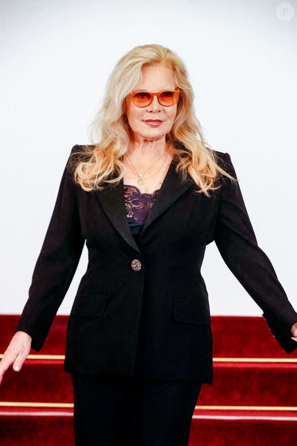 Elle applique ensuite une noisette de brillantine rétro pour sublimer l'éclat de sa chevelure blonde.

Sylvie Vartan au défilé Stéphane Rolland à la Salle Pleyel, "Collection Haute Couture Printemps/Eté 2025" lors de la Fashion Week de Paris (PFW), le 28 janvier 2025.
© Christophe Clovis / Bestimage