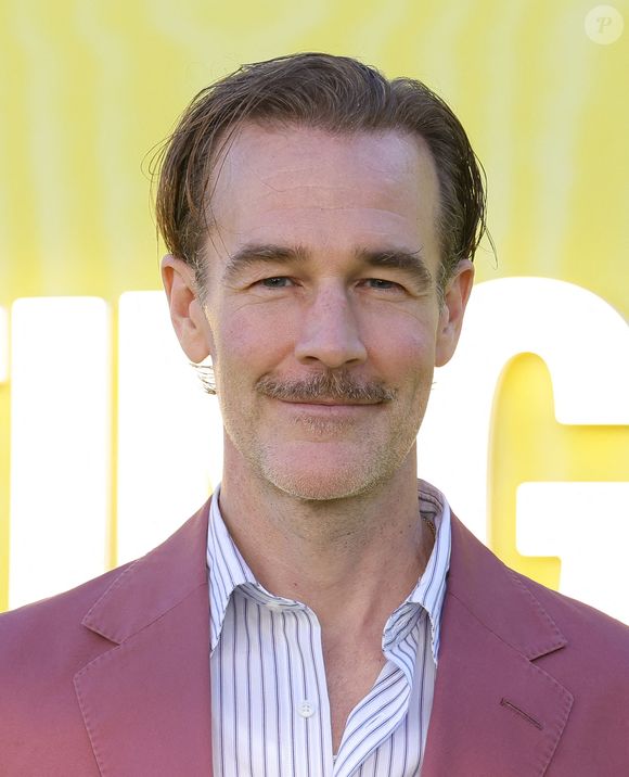 Dans une interview à "Today", l'acteur a mis les choses au clair. Il a expliqué clairement avoir "perdu tellement de poids à cause d'un virus intestinal pas lié au cancer".

James Van Der Beek aux USA le 14 mai 2025. Photo par Fati S/ABACAPRESS.COM