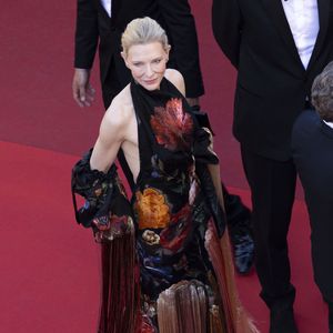 En effet, si nous avons pris l’habitude de voir l’actrice australo-américaine de 57 ans sur les écrans de cinéma, c’est à l’université que certains étudiants auront la chance de pouvoir la voir et, mieux encore, de l’avoir comme professeure.

Cate Blanchett - Montée des marches du film « Garance » lors du 79ème Festival International du Film de Cannes, le 17 mai 2026. © Camilla Canalini / Bestimage